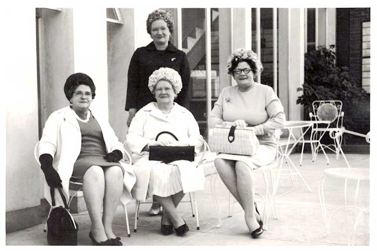 Vera Yates standing Daphne Fox, Cath Fox & Dorrie Calaby